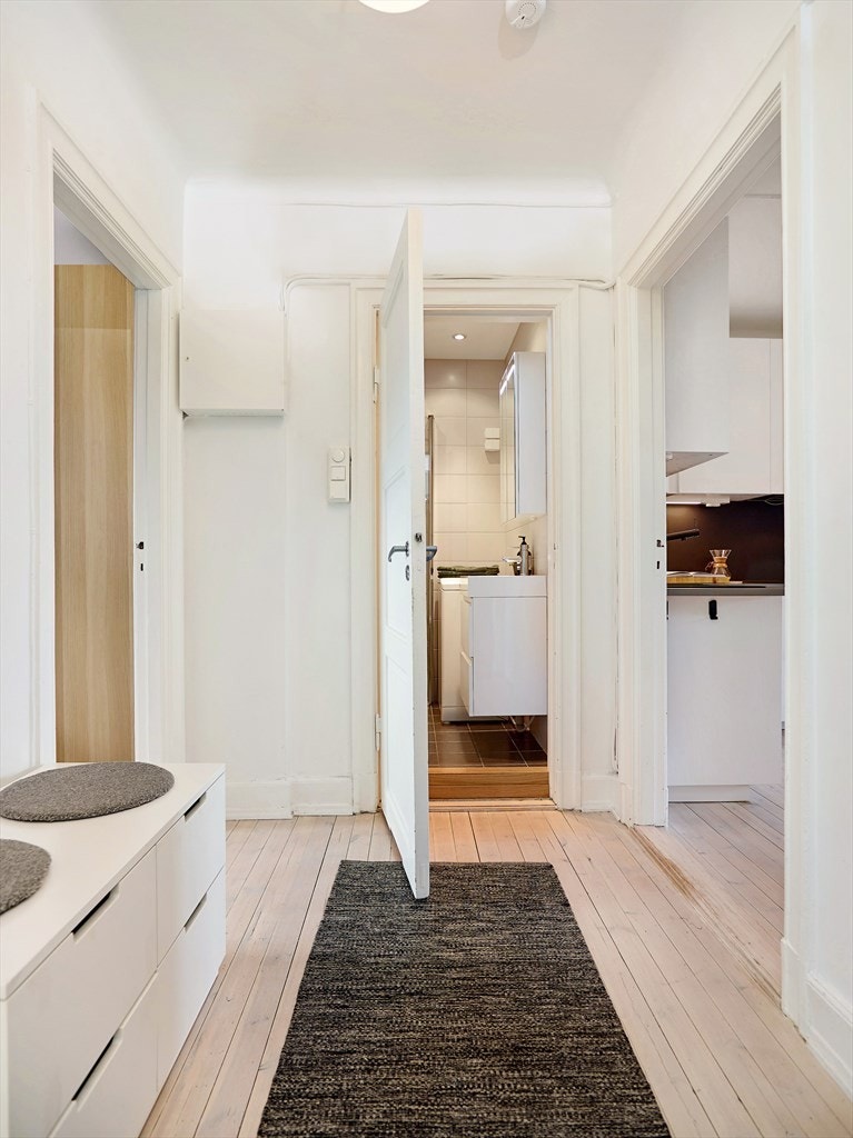 Lys og innbydende entré med skyvedørsgarderobe med rikelig med plass til klær og sko. Dørcalling med åpner. Galleribilde