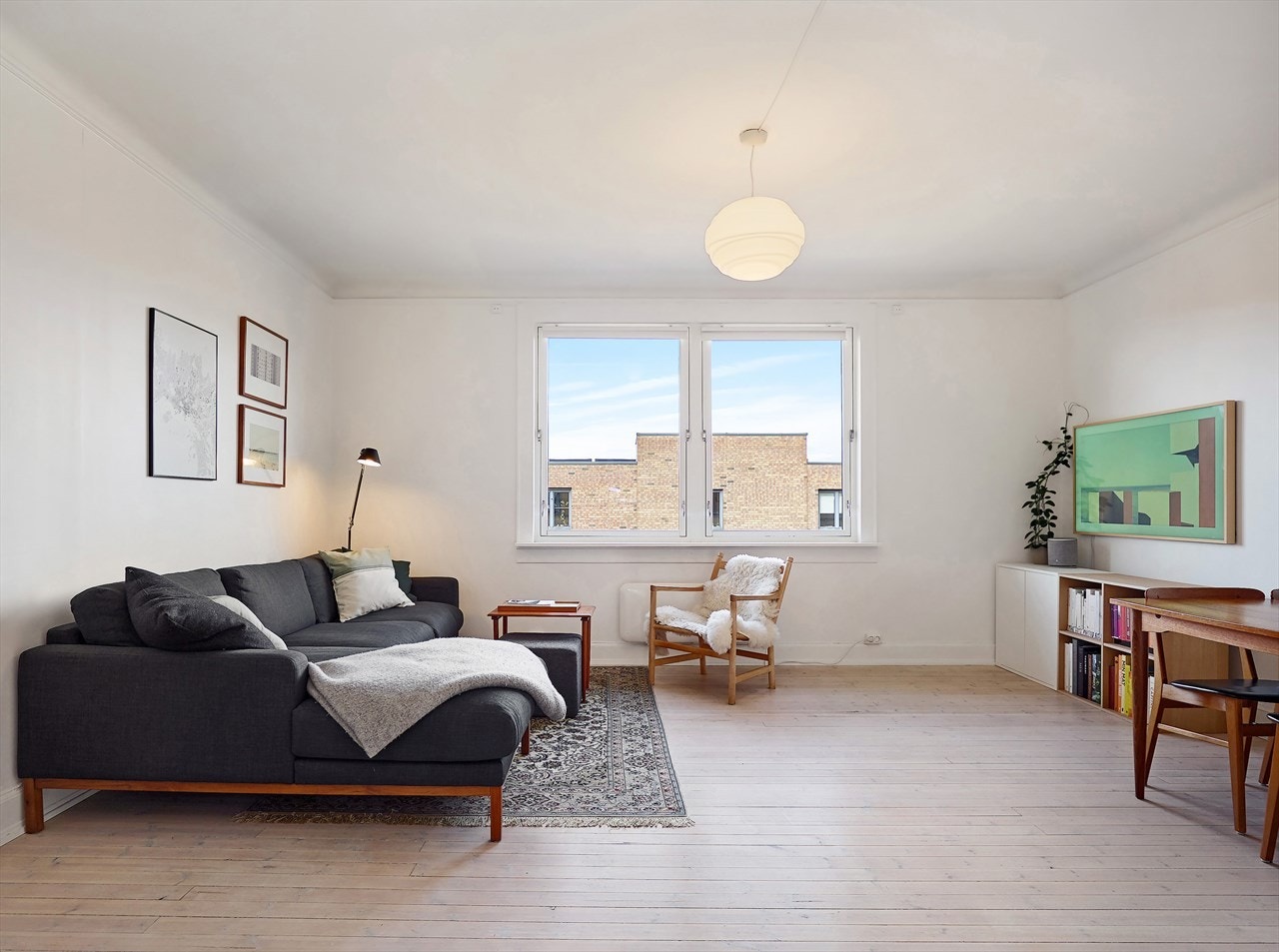 Lys og romslig stue med plass til stor sofagruppe, TV og spisebord med spisestoler. Galleribilde