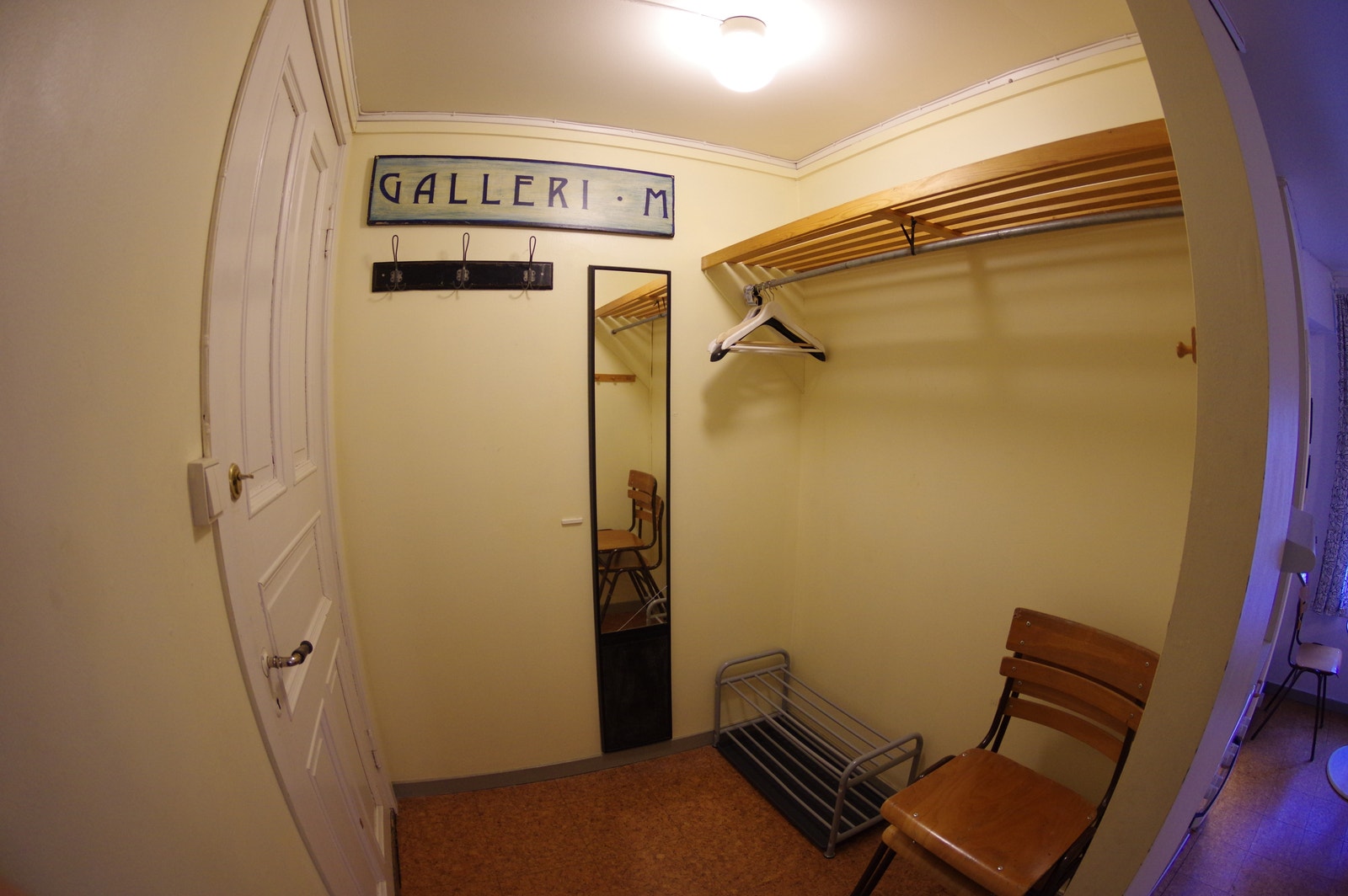 Garderobe ved inngang Galleribilde