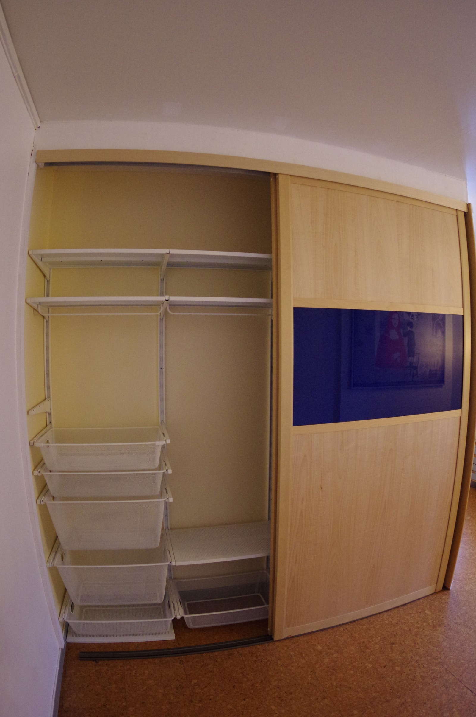 Skyvedør garderobe i sovedel. Galleribilde