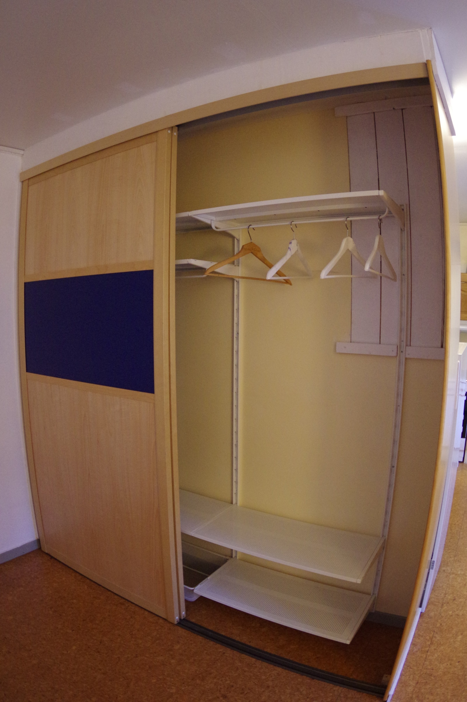 Skyvedør garderobe i sovedel. Galleribilde