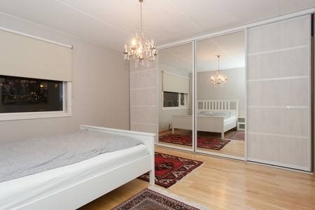 Soverom med skyvedørsgarderobe Galleribilde