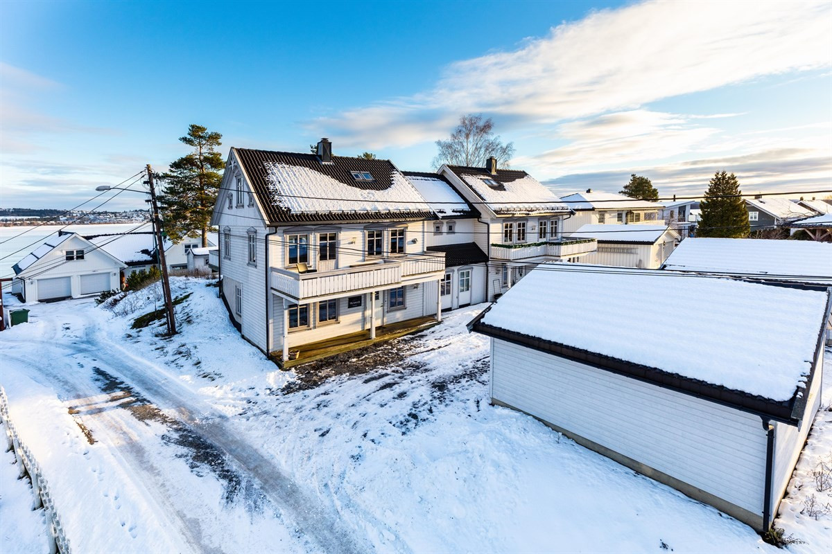 PrivatMegleren har den glede å presentere denne halvparten av tomannsbolig med dobbelgarasje som ligger idyllisk til ved Svellet. Boligen går over 3 plan med 4 soverom og 2 stk ba/wc hvor det og er tillerettelagt for et ytterligere bad/wc i 3 etg.