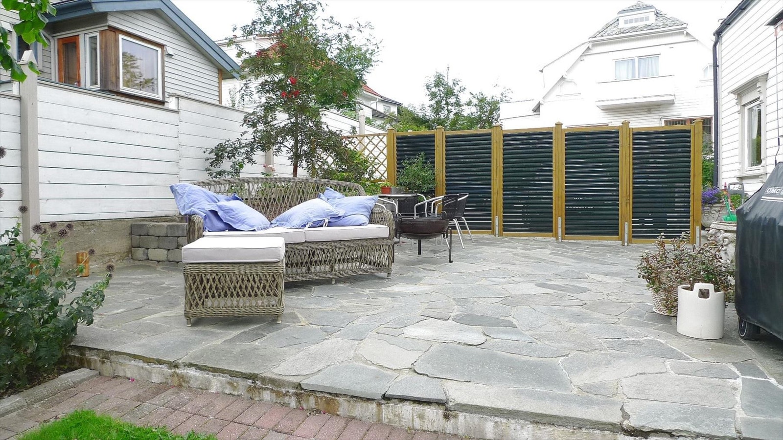 Nice outdoor area and large garden Galleribilde