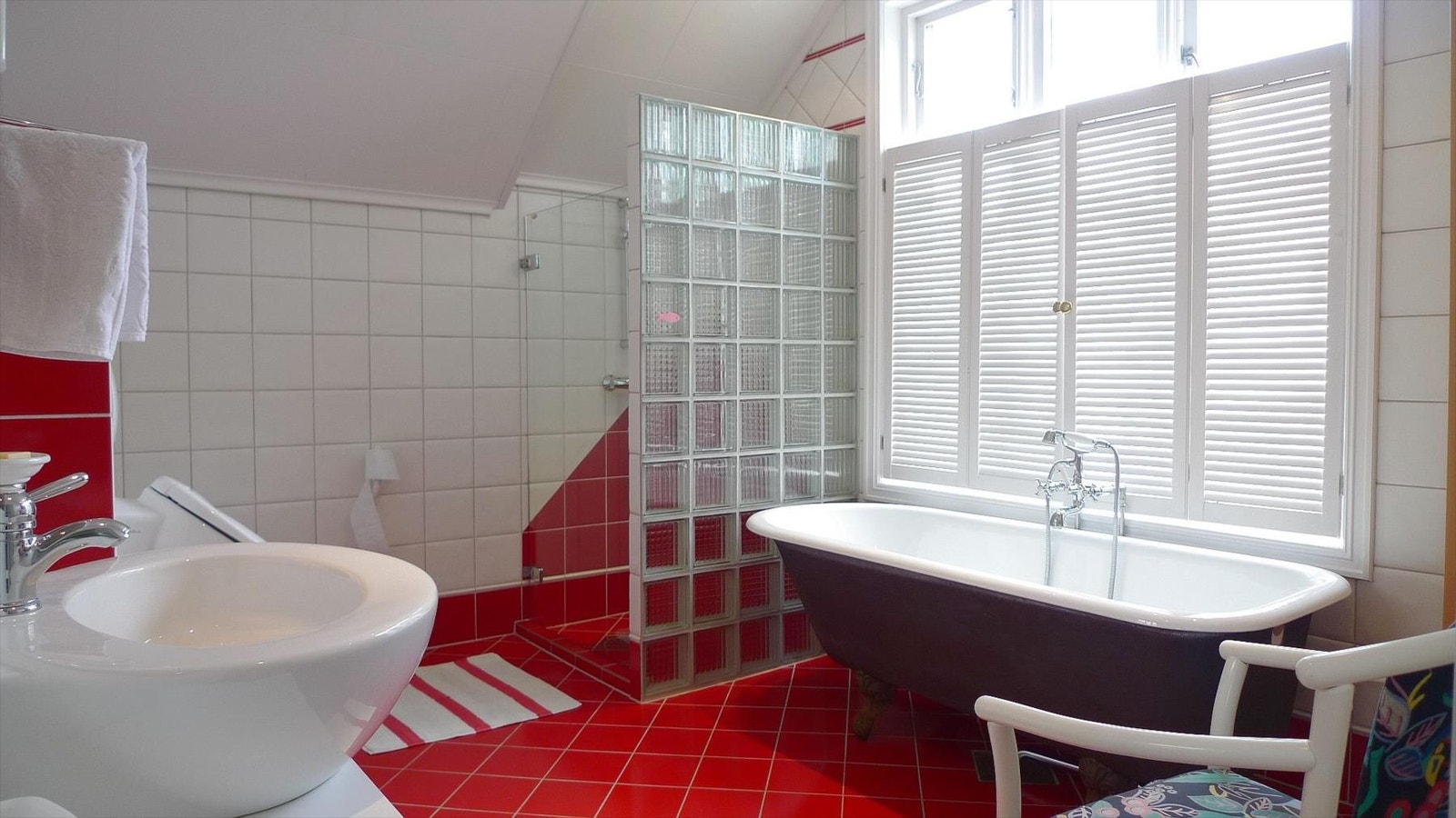 Both shower and bathtub Galleribilde