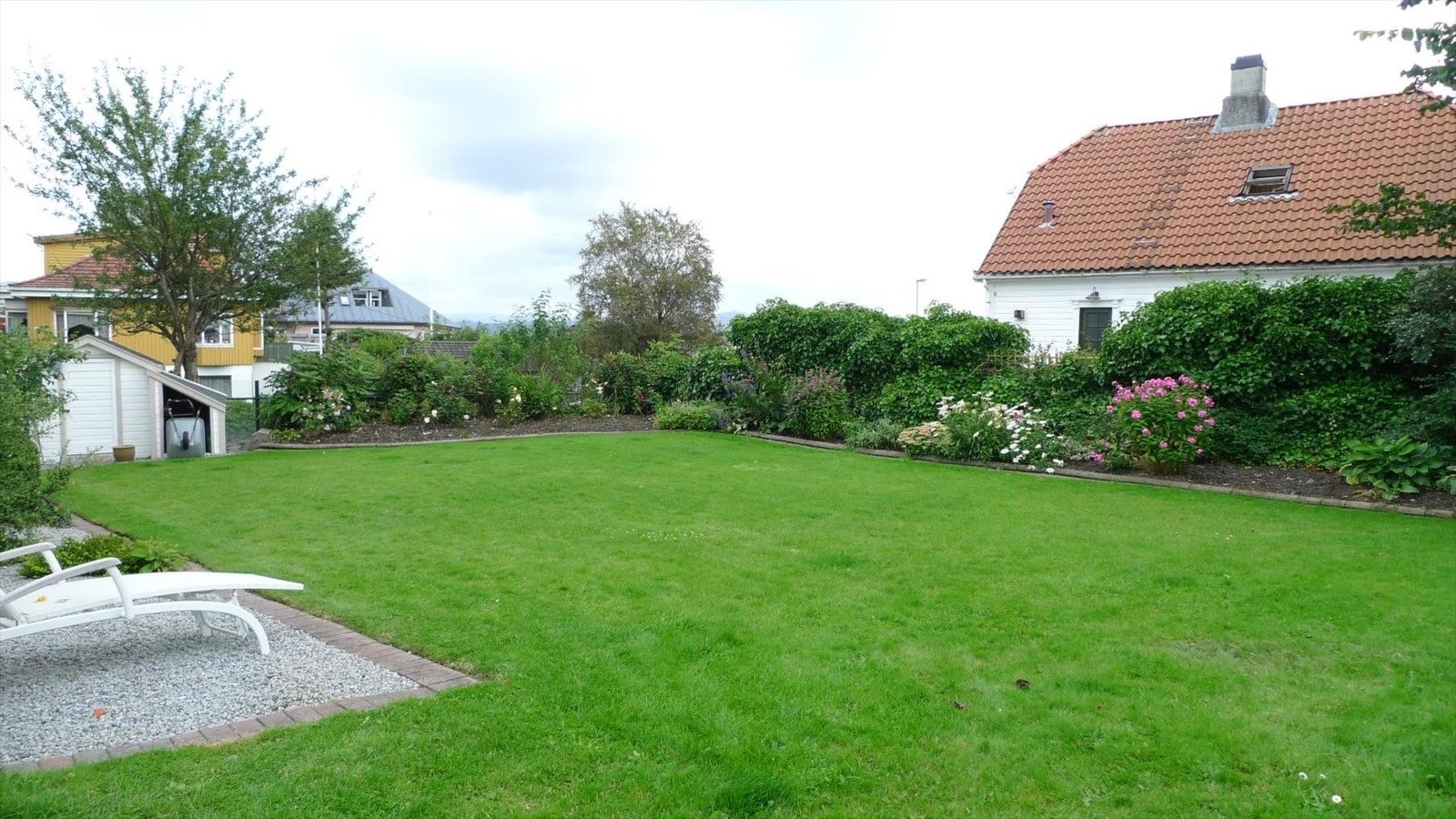 Large, sheltered garden Galleribilde