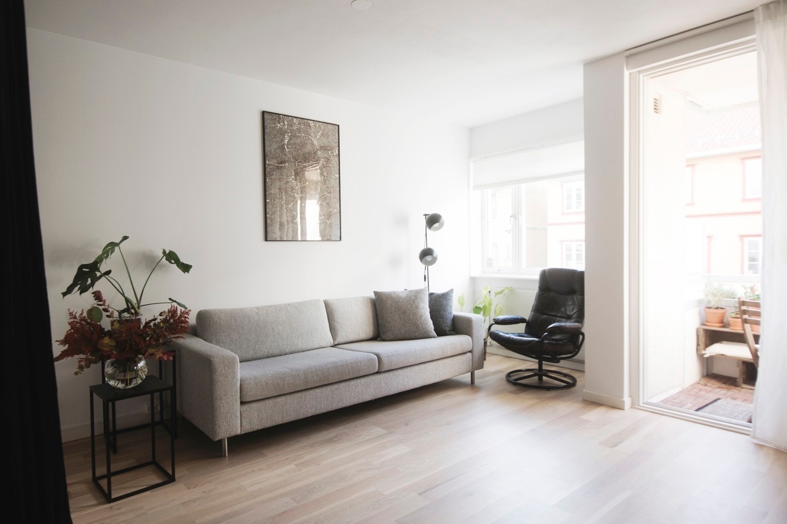 Store vindusflater gir godt med naturlig lys til leiligheten Galleribilde