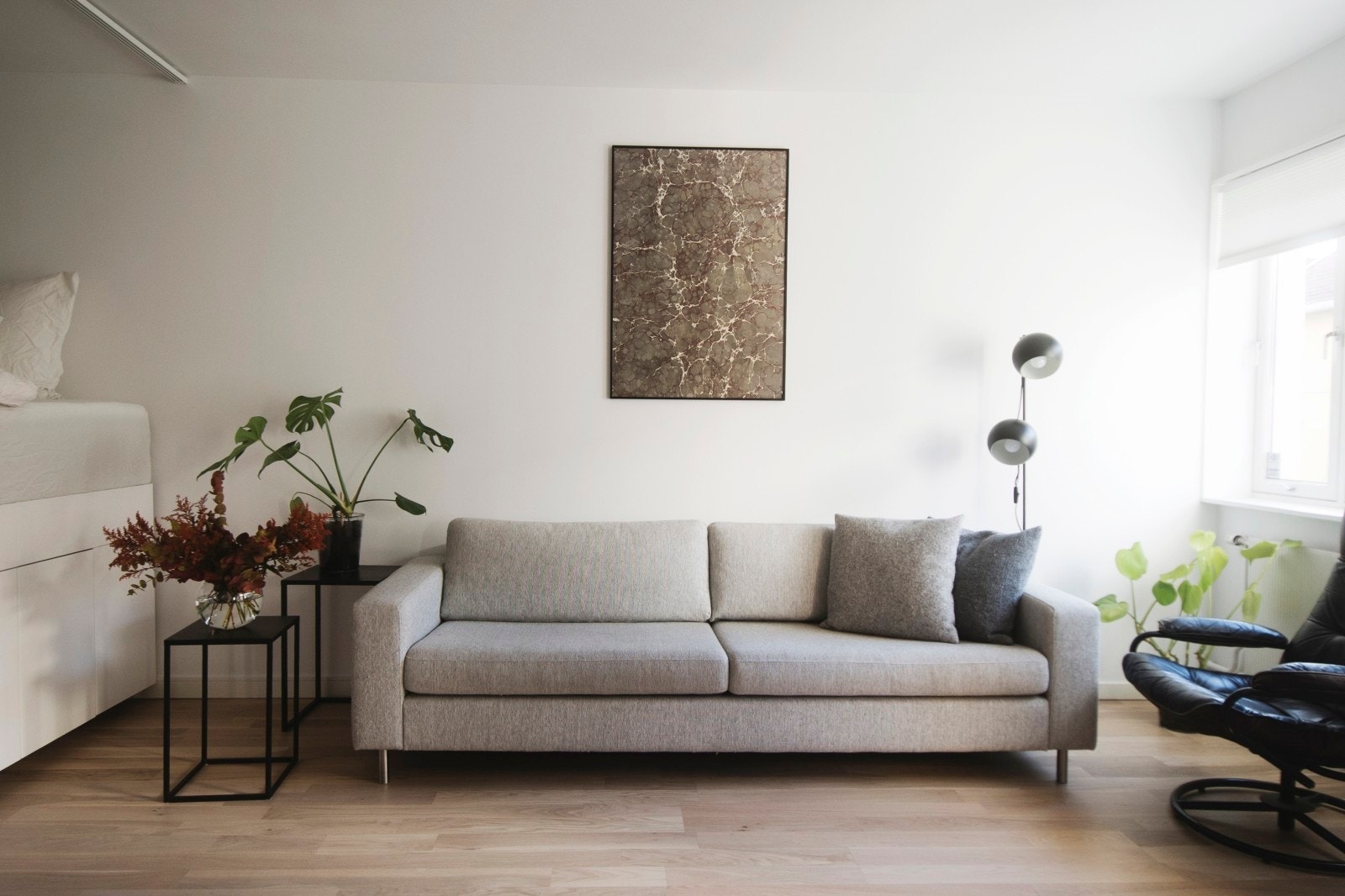 God plass til en stor sofagruppe i stuen Galleribilde