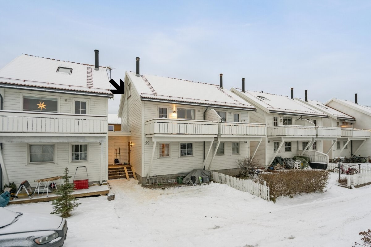Trollbjørnveien 59 er et pent og innbydende rekkehus over to etasjer og loft