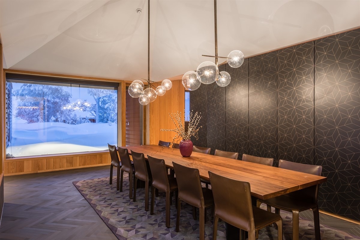 Stor spisestue med plassbygde skap og pyramidetak Galleribilde