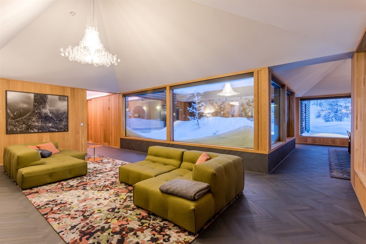 Forstue med utsikt inn til atrium Galleribilde