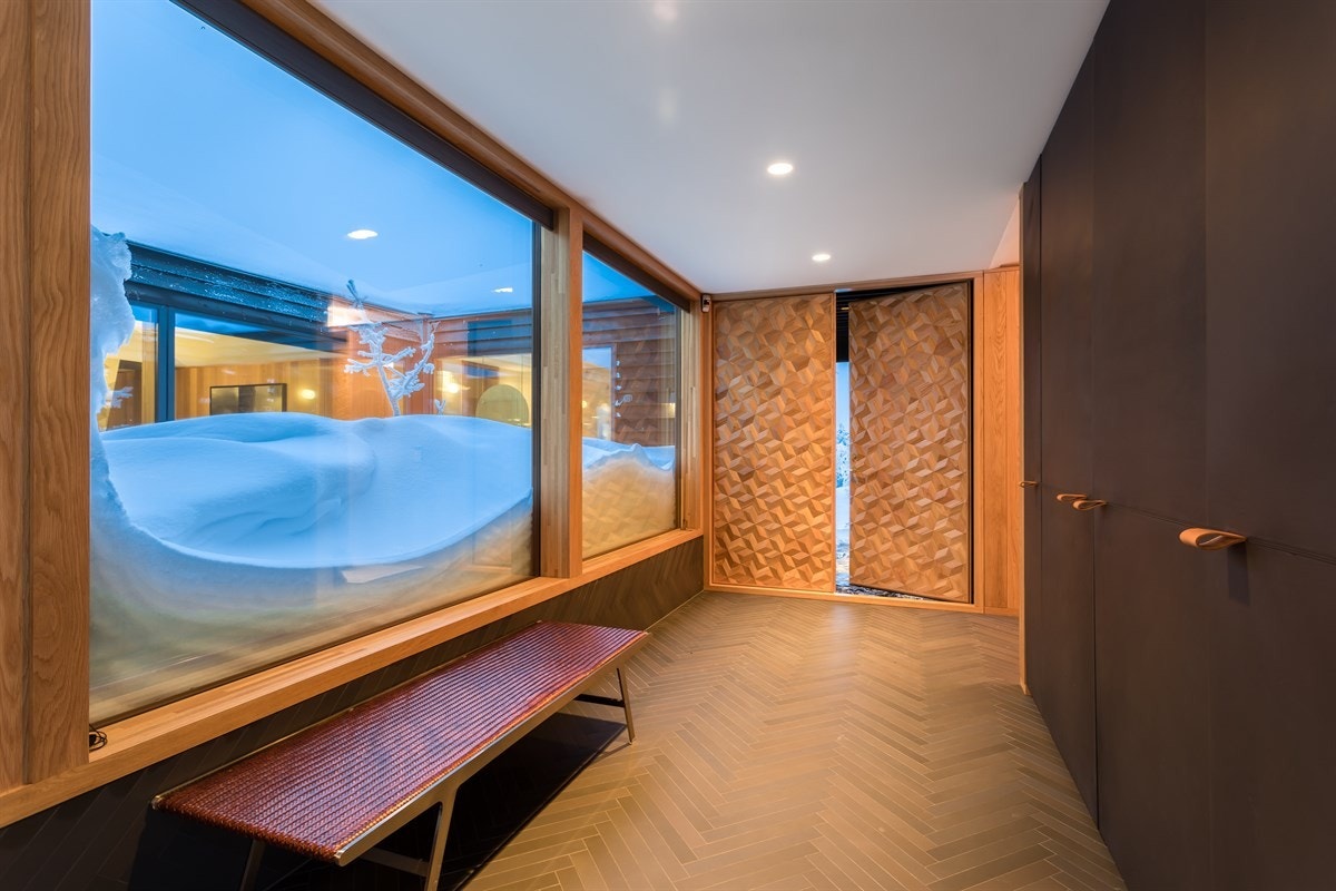 Fantastisk hall med imponerende detaljer og stor plassbygget garderobe. Galleribilde