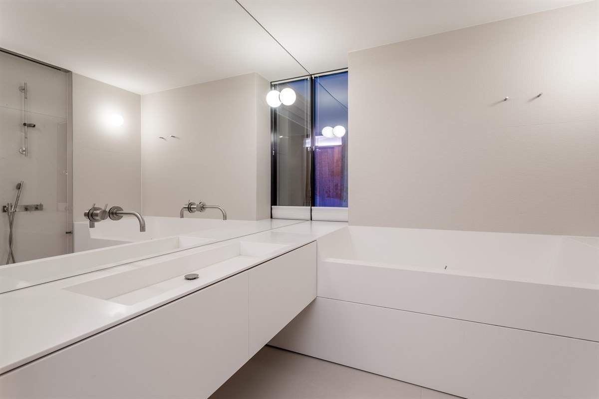 Bad II - Dusjløsning med utfellbar glassvegg, vegghengt WC samt baderomsinnredning og badekar Galleribilde