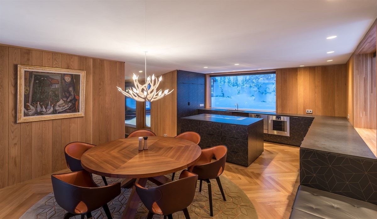 Meget påkostet kjøkken med plassbygget innredning fra Nansen Trevare Galleribilde