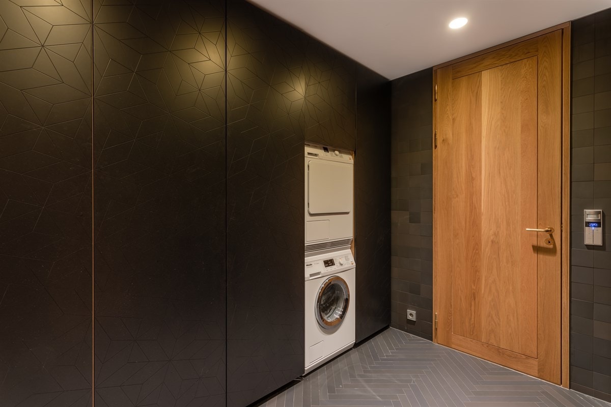 Imponerende vaskerom med meget romslig, plassbygget innredning. Inngang til dusjrom/WC ved siden av Galleribilde