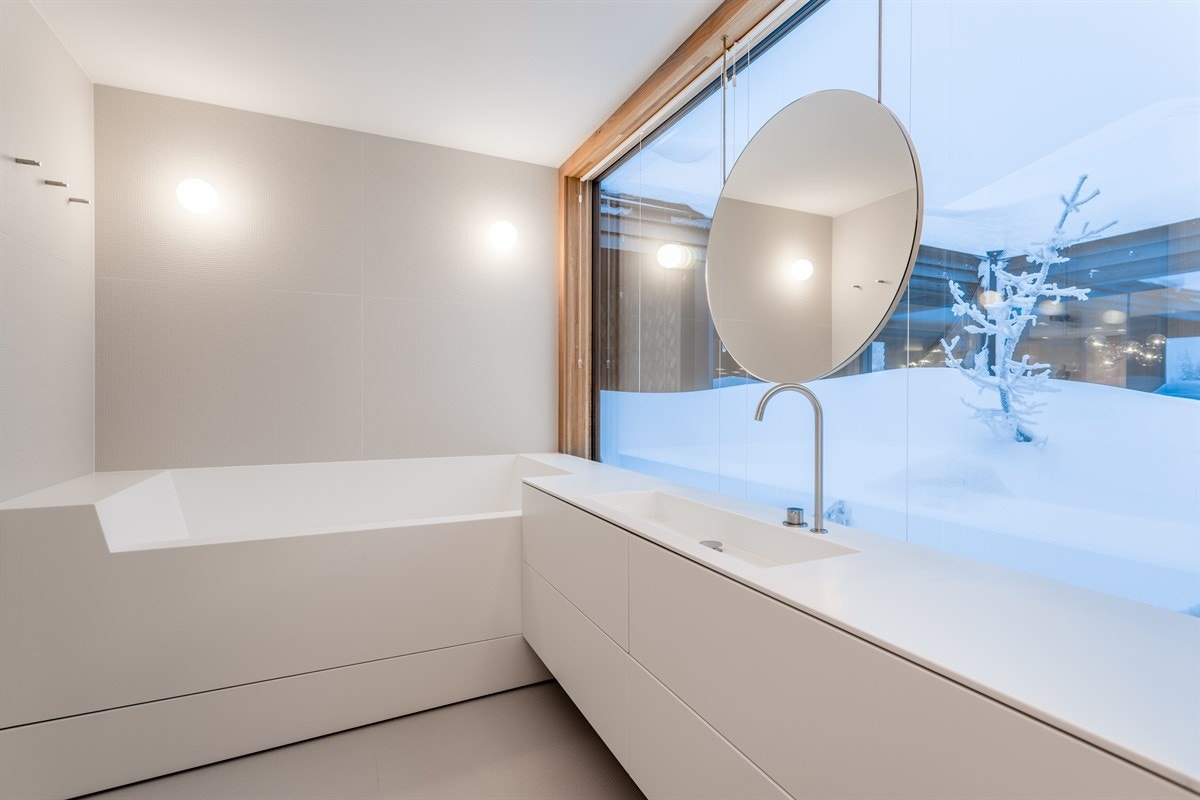 Bad I - Dusjløsning med utfellbar glassvegg, vegghengt WC samt baderomsinnredning og badekar Galleribilde