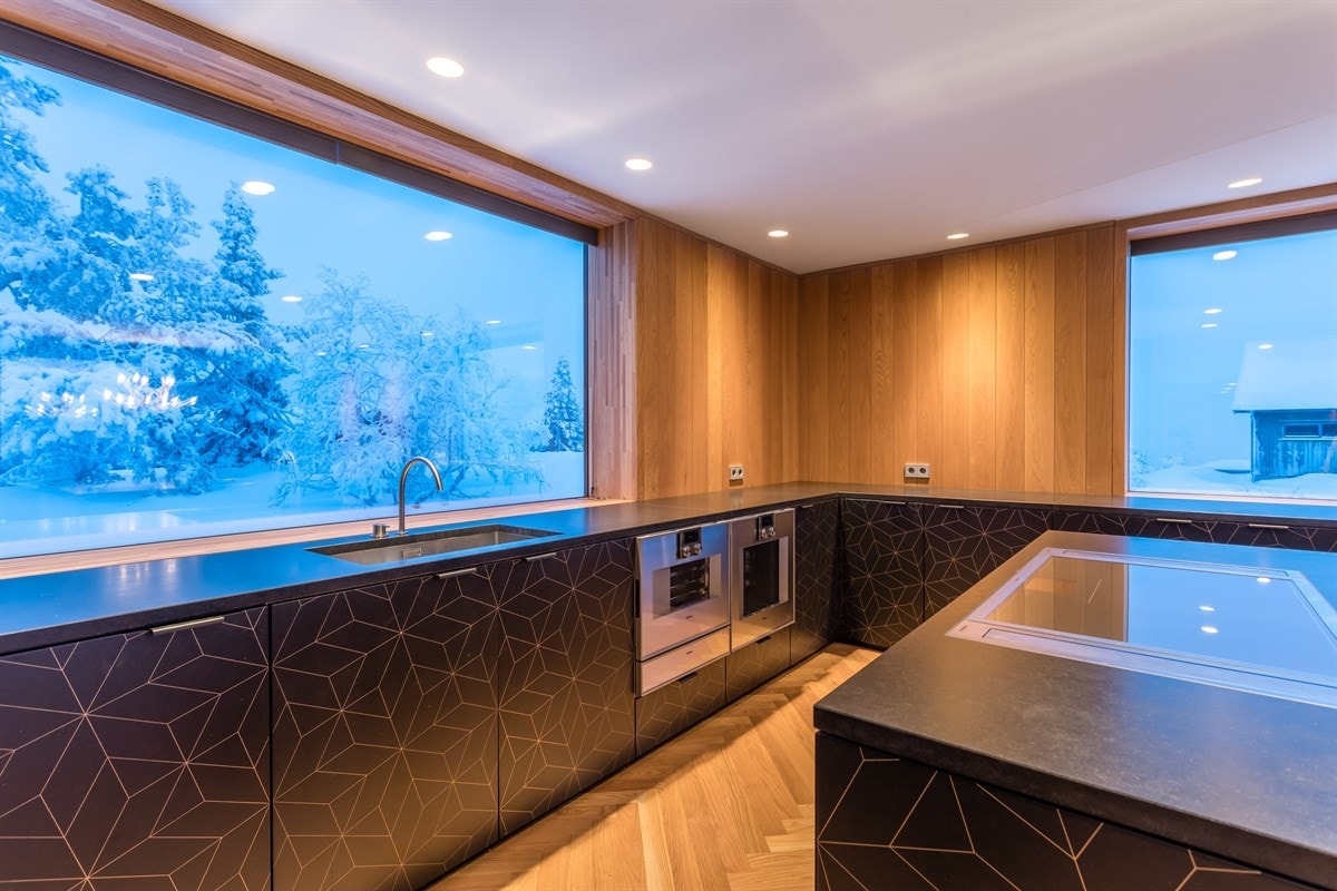 Innredningen går over til kjøkken sofa på enden Galleribilde