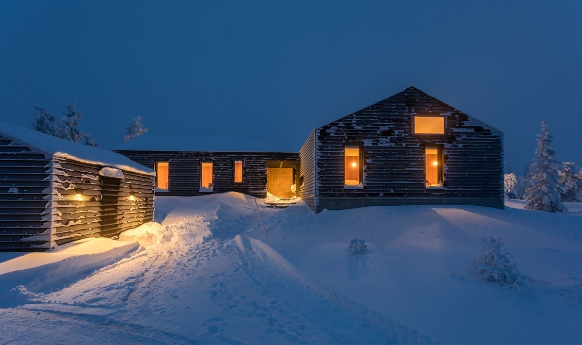 Parkering og utvendig bod/teknisk rom på baksiden av hytta. Galleribilde