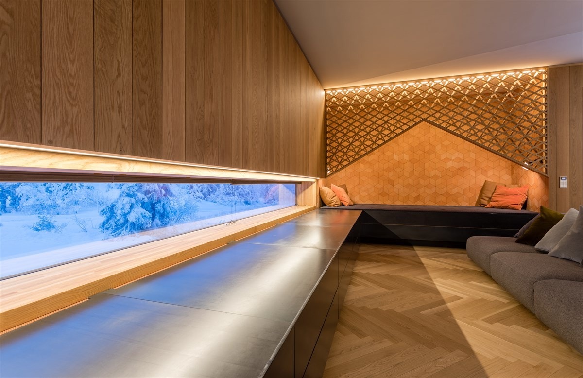 Plassbygde skap, sitteplasser og sofaseng - TV er skjult i skap over vinduet. Galleribilde