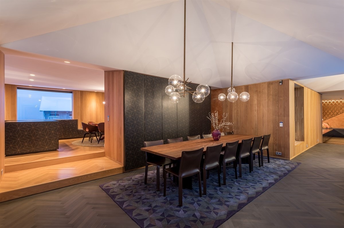 Oppgang til 1 av 2 hemser bak spisestuen og inngang til kjøkken Galleribilde