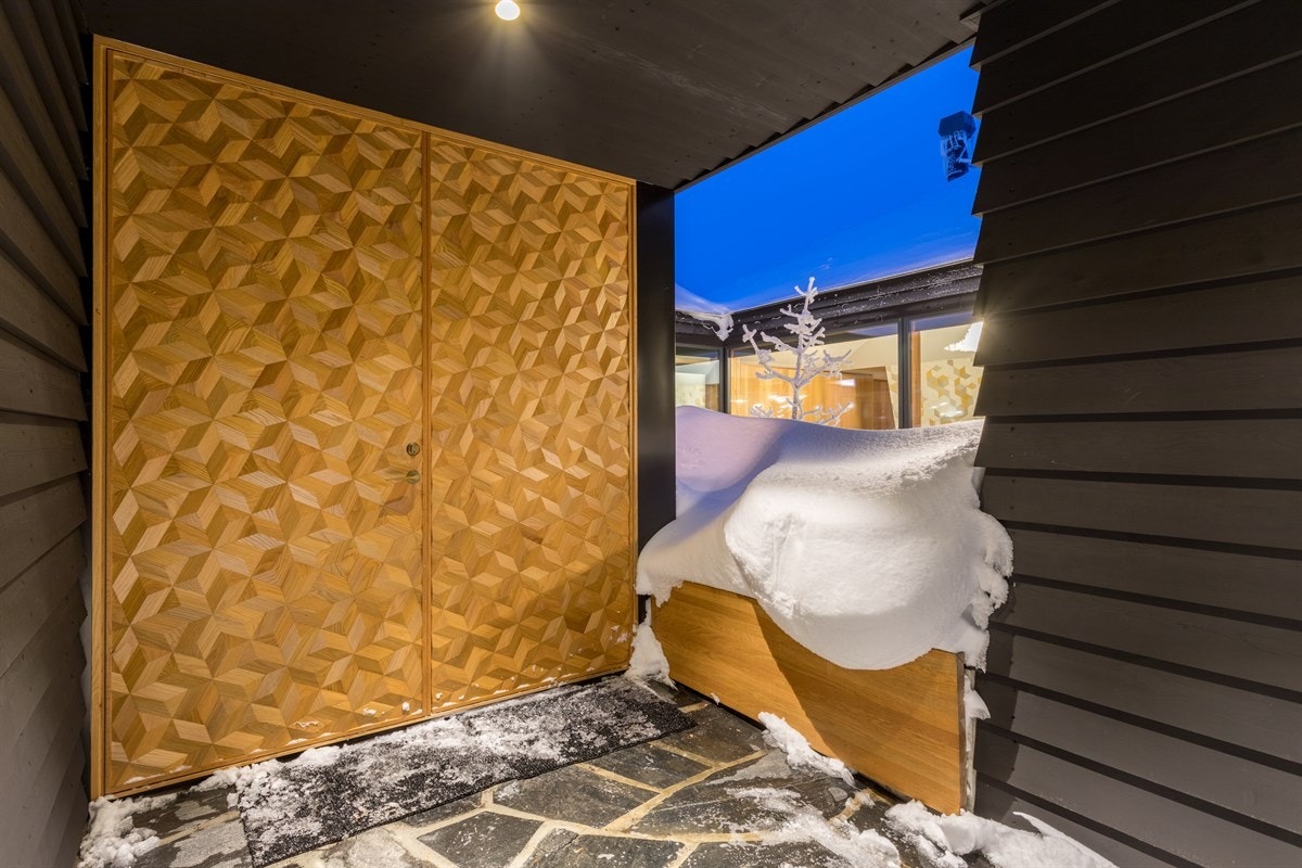 Inngangsparti med en fantastisk inngangsdør og adkomst til atrium - Inngang fra sidedør til vaskerom. Galleribilde