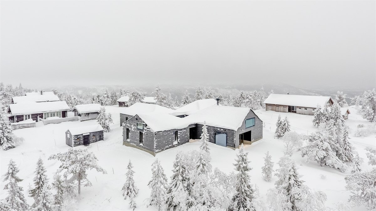 Romslig plass rundt eiendommen med fin naturbeplantning og fine uteplasser med snøsmelteanlegg Galleribilde