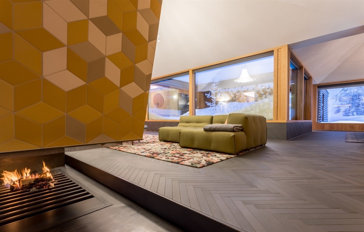 Meget stilig ildsted deler stuene og rommet på en særs god måte - Oppgang til hems "midt i" peisen Galleribilde