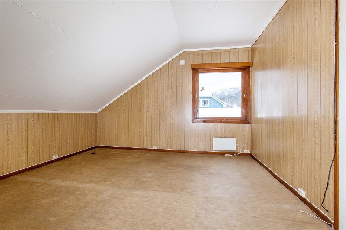 Boligen har to soverom i 2. etasje Galleribilde