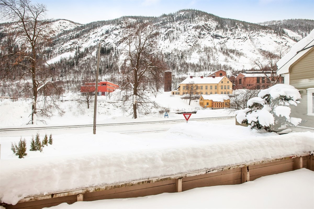 Det er en trivelig terrasse i tilknytning til stuen Galleribilde