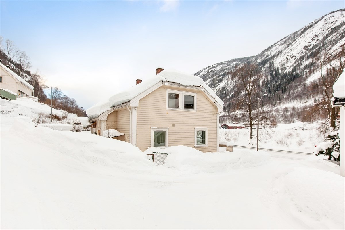 Fasade - Eiendommen ligger fint til i øvre del av Rjukan Galleribilde