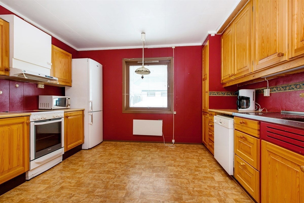 Romslig kjøkken med godt med skap- og benkeplass Galleribilde