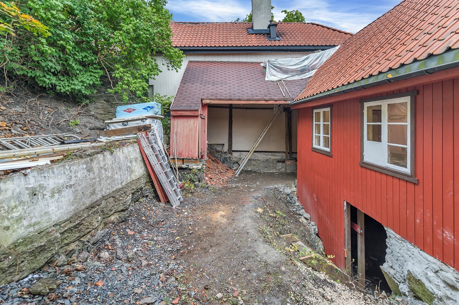 Uopparbeidet privat bakhage for eiendommen Galleribilde