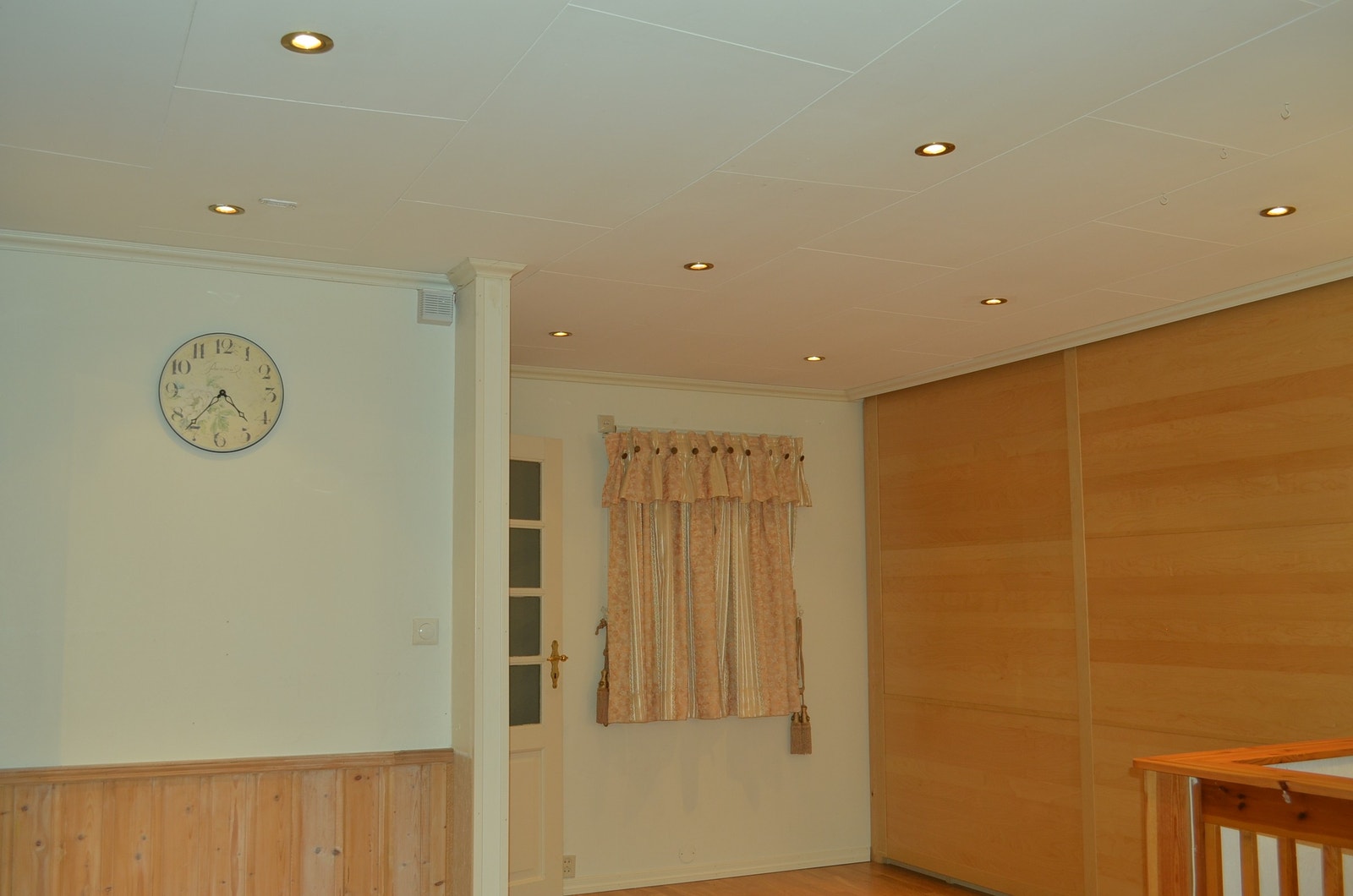 Inngangsparti og klesgarderobe sett med retning mot utsiden og parkeringsplass. Galleribilde