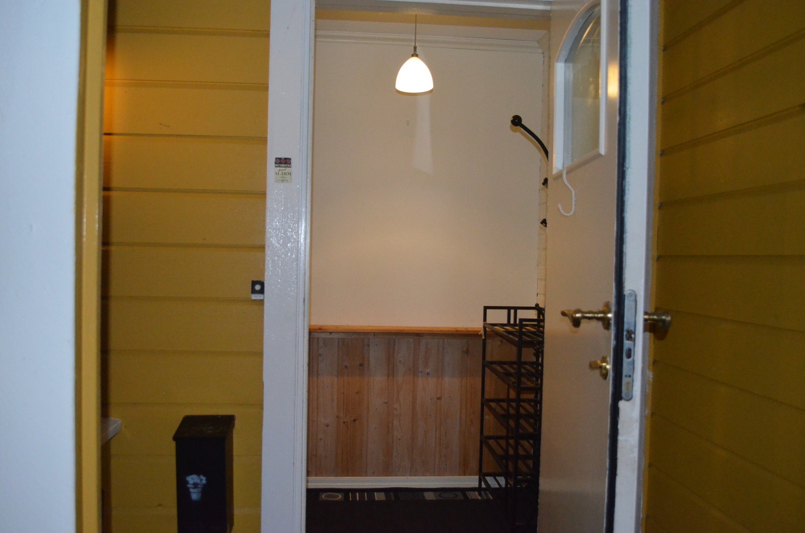 Inngangsdør og entré. Galleribilde