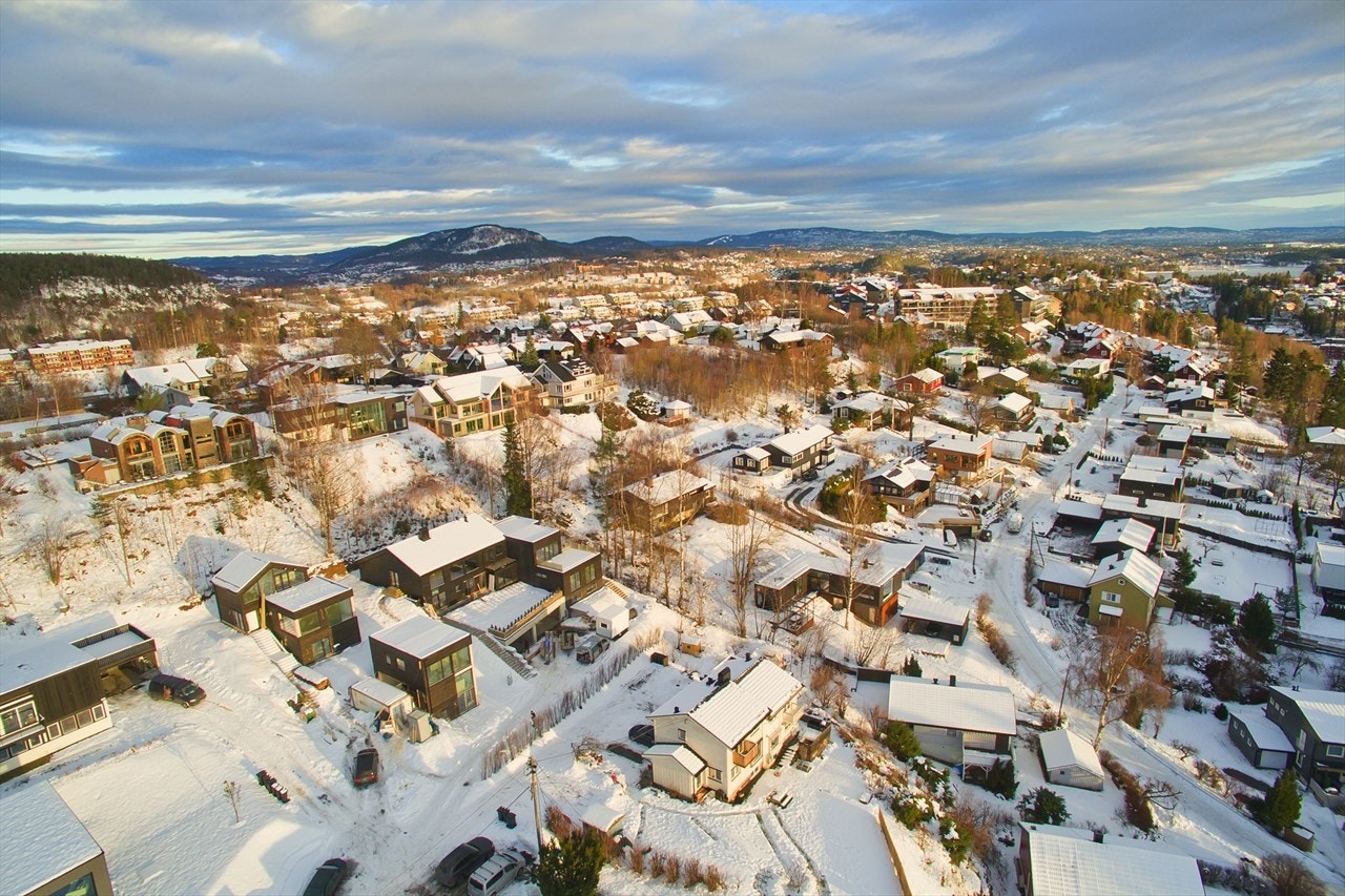 Eiendommen sokner til Billingstad barneskole (1-7 trinn), som ligger ca. 20 minutters gange fra boligen, i trygge omgivelser og med trygg skolevei. Torstad ungdomsskole (8-10-trinn) og Nesbru videregående er også innen gangavstand Galleribilde
