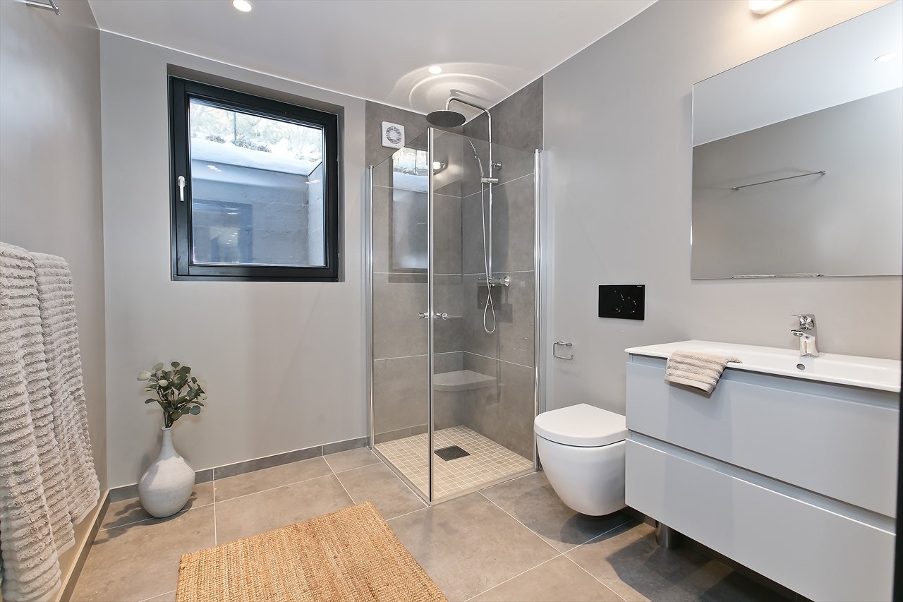 Boligens hoveddel har totalt 3 bad, hvorav ett beliggende i 1.etasje Galleribilde