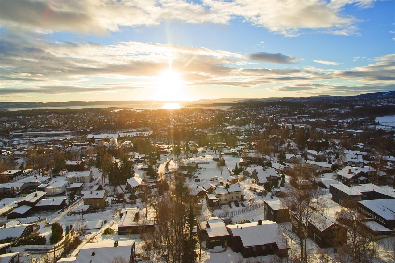 Eiendommen ligger skjermet og usjenert innerst i en rolig blindvei helt uten gjennomgangstrafikk Galleribilde