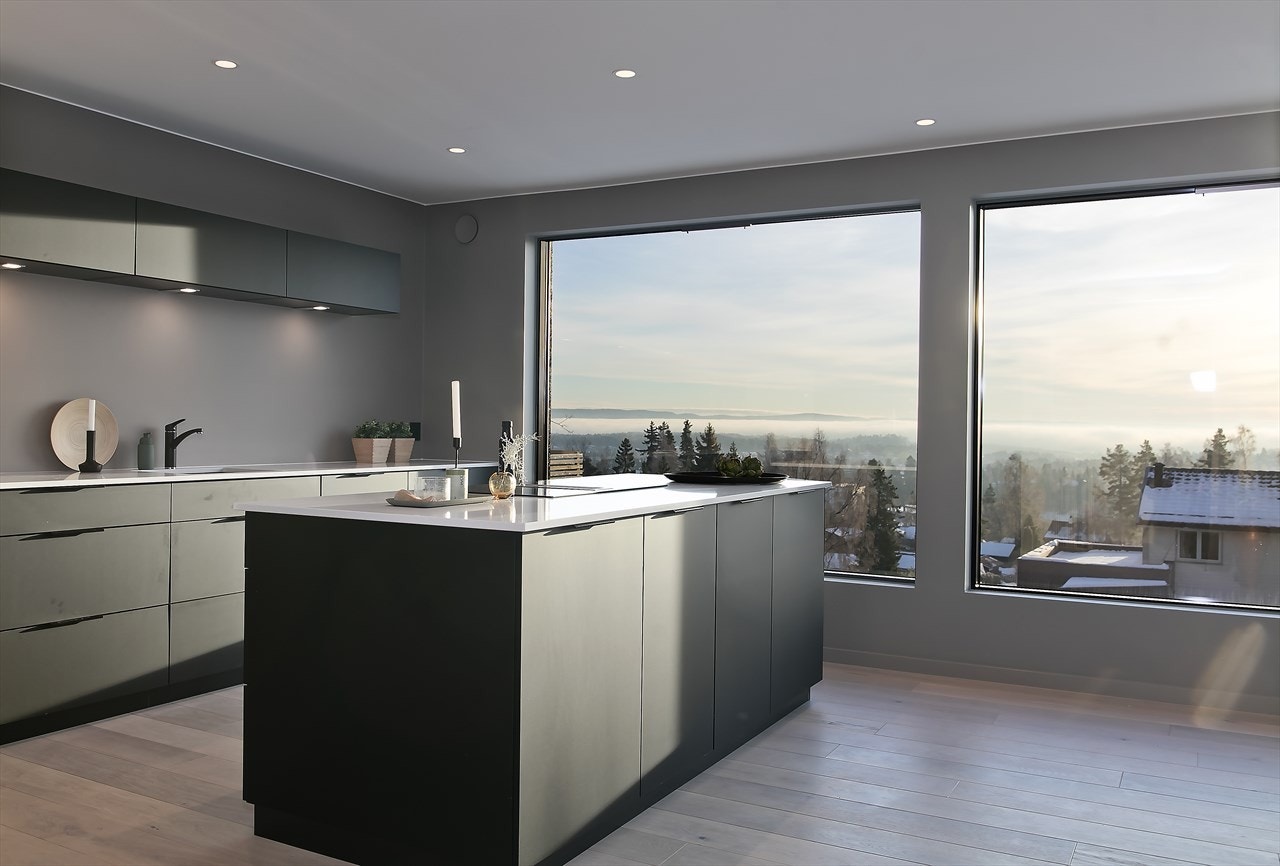 Boligen har et delikat kjøkken bestående av innredning langs vegg og i hjørnet, samt en stor og flott kjøkkenøy Galleribilde