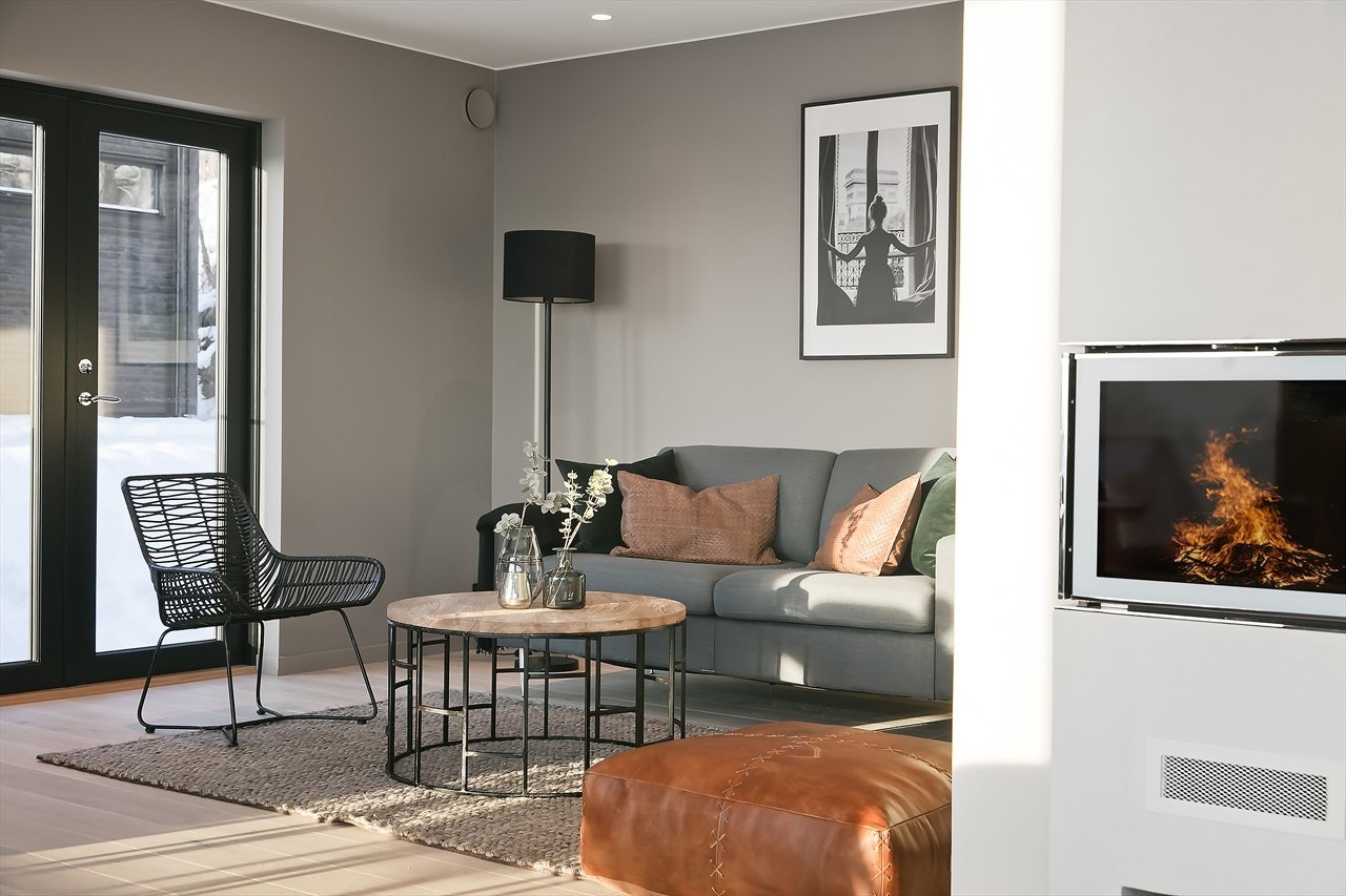 I stuen er det god plass til sofagruppe, TV-benk m.m i hjørnet, samt god plass til stort spisebord Galleribilde