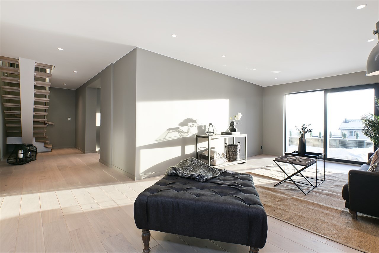 Lys og romslig kjellerstue av god størrelse, med utgang til hagen via skyvedør Galleribilde