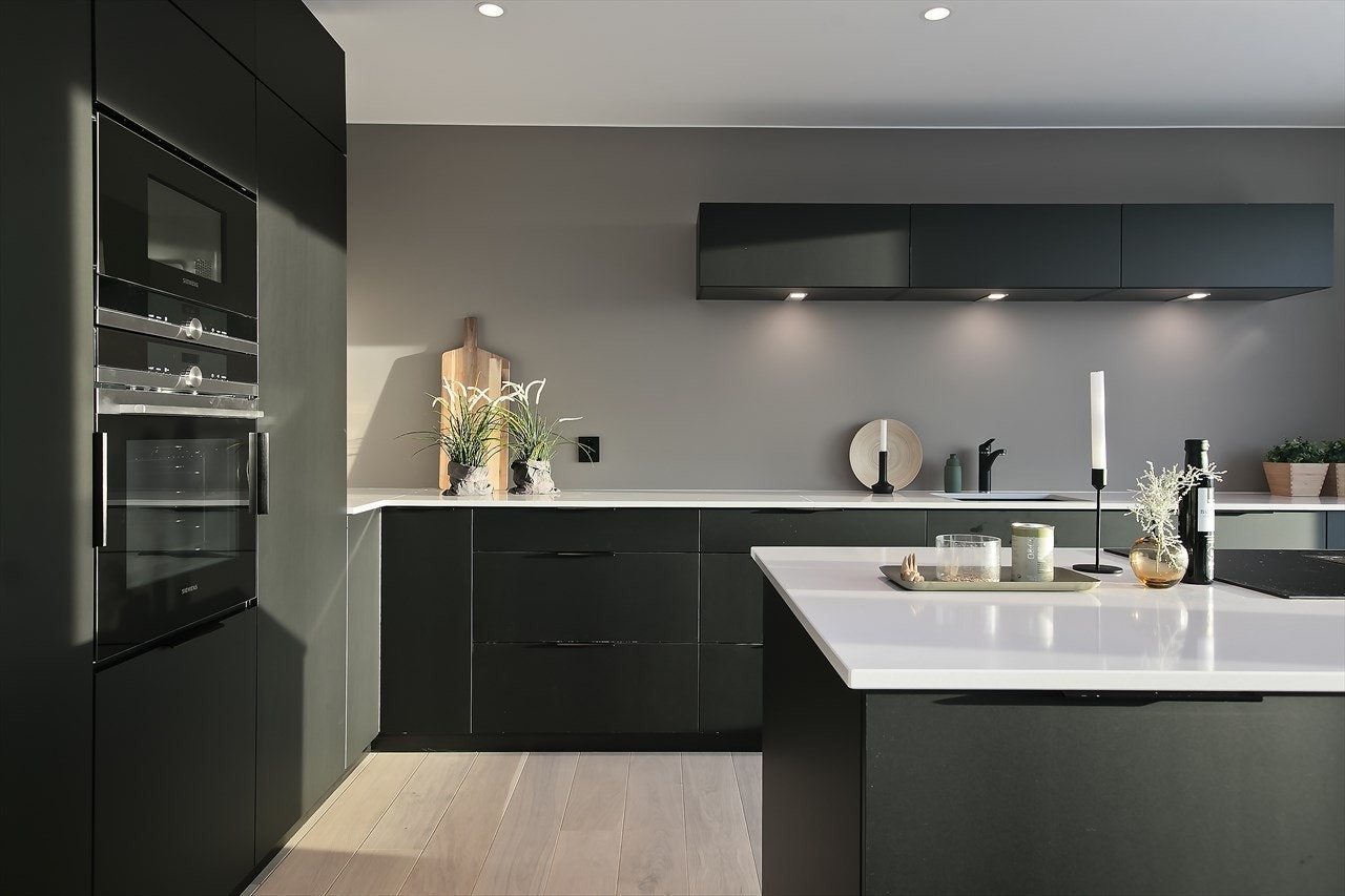 Kjøkkenet er rikelig utstyrt med integrerte hvitevarer, herunder platetopp m/integrert ventilator, stekeovn, mikrobølgeovn, oppvaskmaskin, kjøleskap og fryseskap Galleribilde