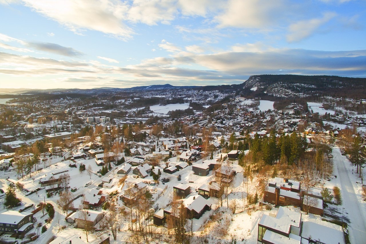 Her har du muligheten til å bo i rolige og naturskjønne omgivelser, samtidig som det er sentralt med kort vei til "alt" Galleribilde