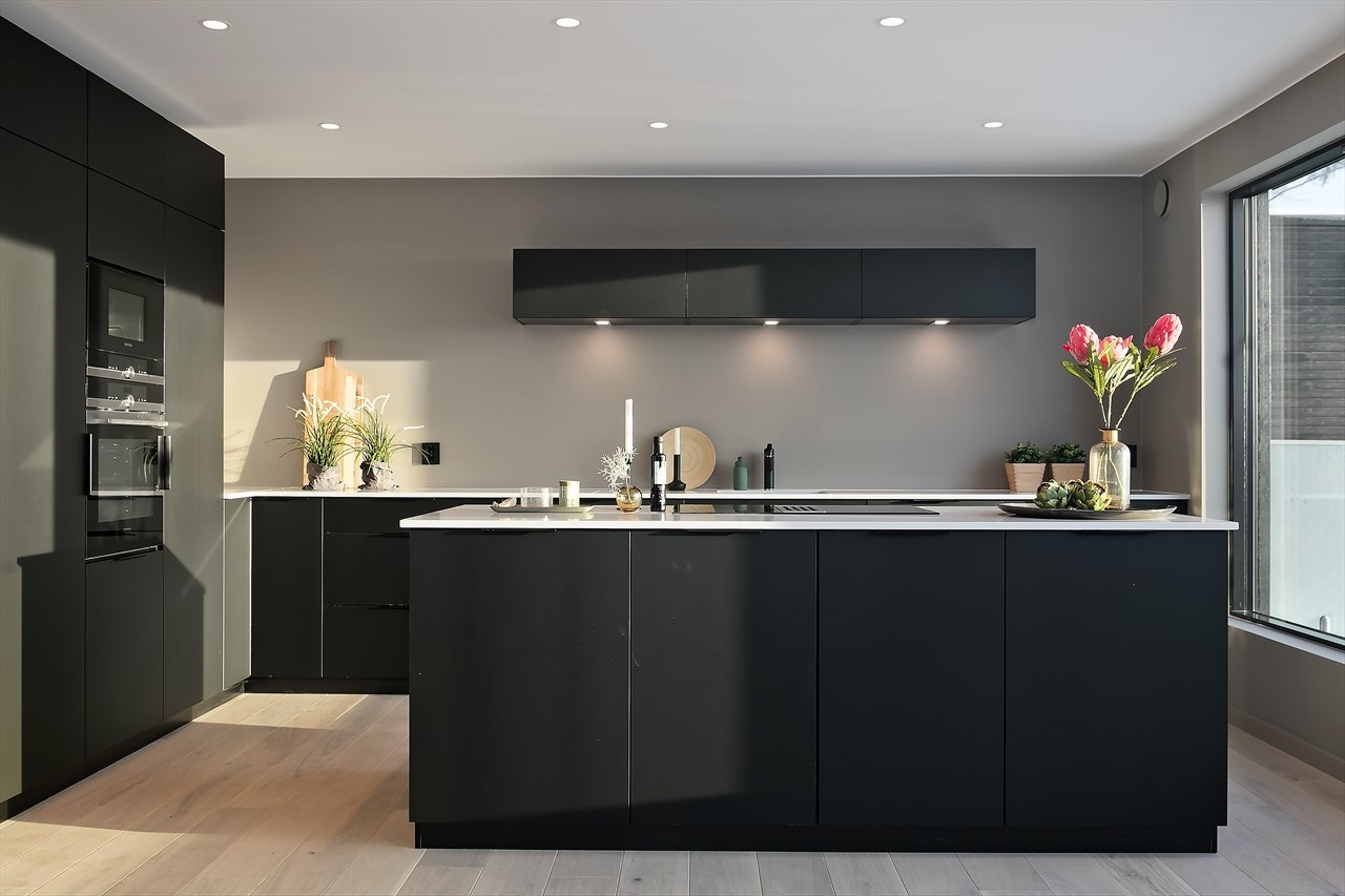 Kjøkkenet har rikelig med både skap- og benkeplass, og har mange praktiske og gode innredningsløsninger Galleribilde