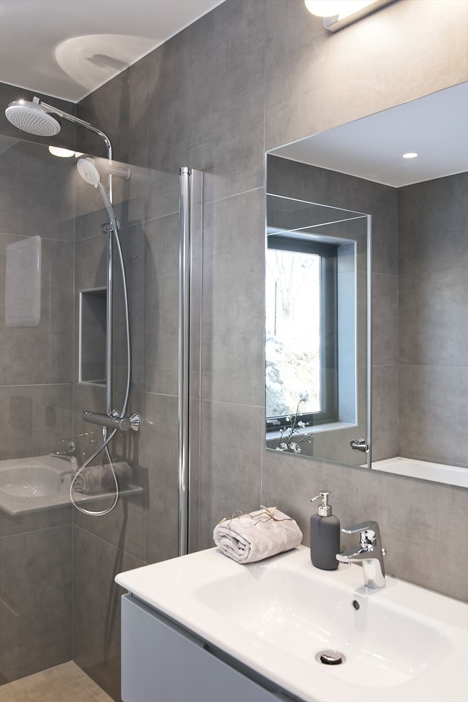 Stor vannfallsdusj og lekker baderomsinnredning Galleribilde