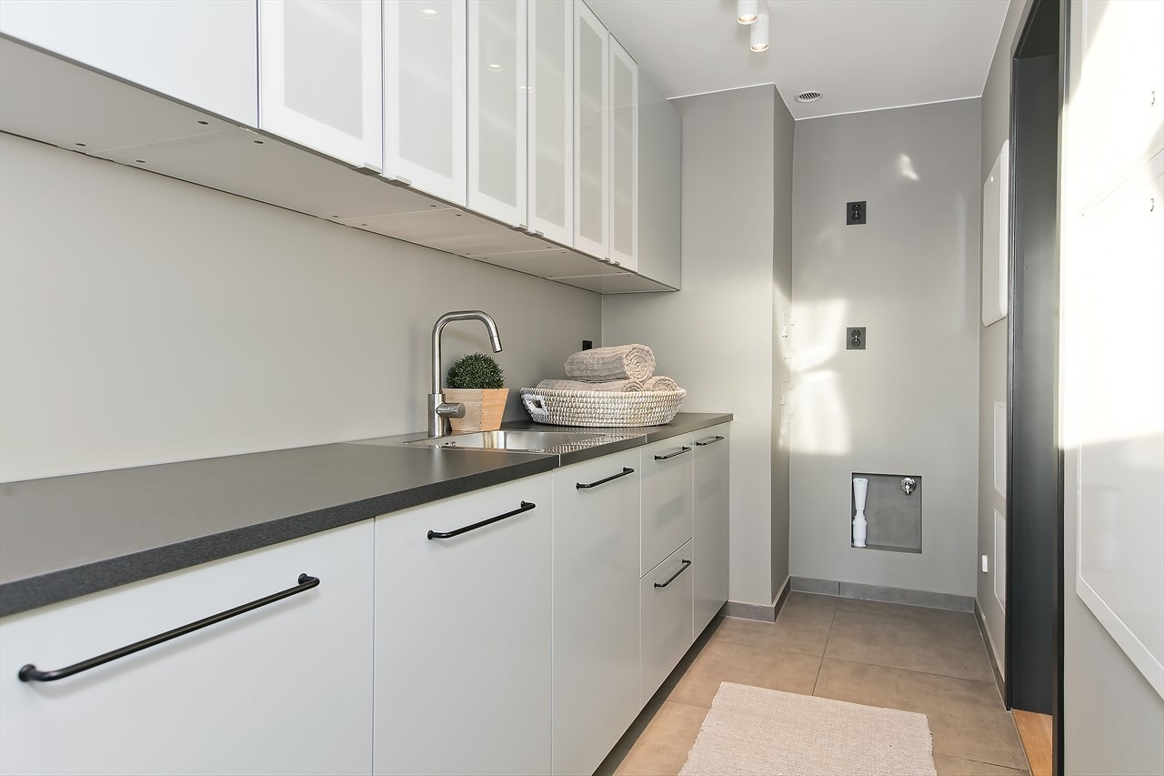 Opplegg og plass til vaskemaskin og tørketrommel. 2 stk varmtvannsbereder Galleribilde