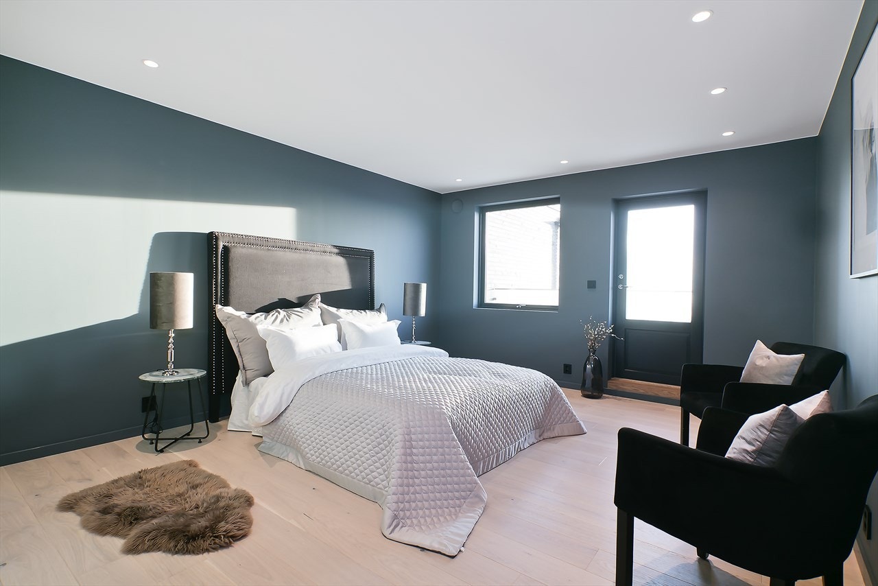 Stort og lyst hovedsoverom, med utgang til balkong samt plass til garderobeskap m.m. Galleribilde