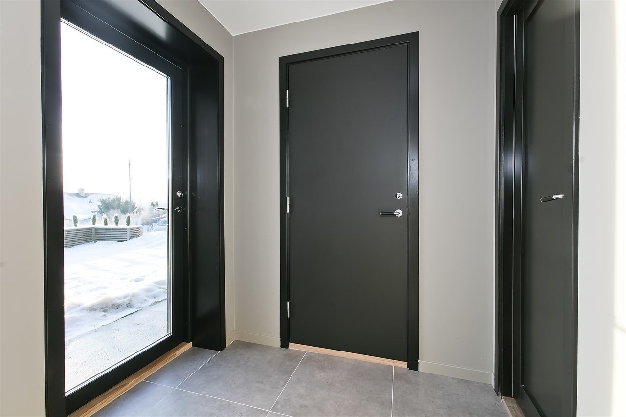 Lys og fin gang i hybeldel. Dør inn til hoveddel Galleribilde