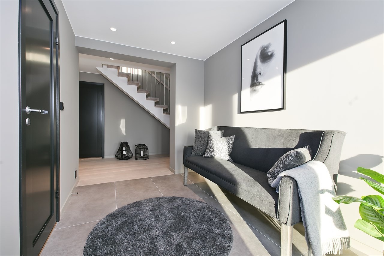 Stor og fin entré/gang, som gir et godt førsteinntrykk av boligen Galleribilde