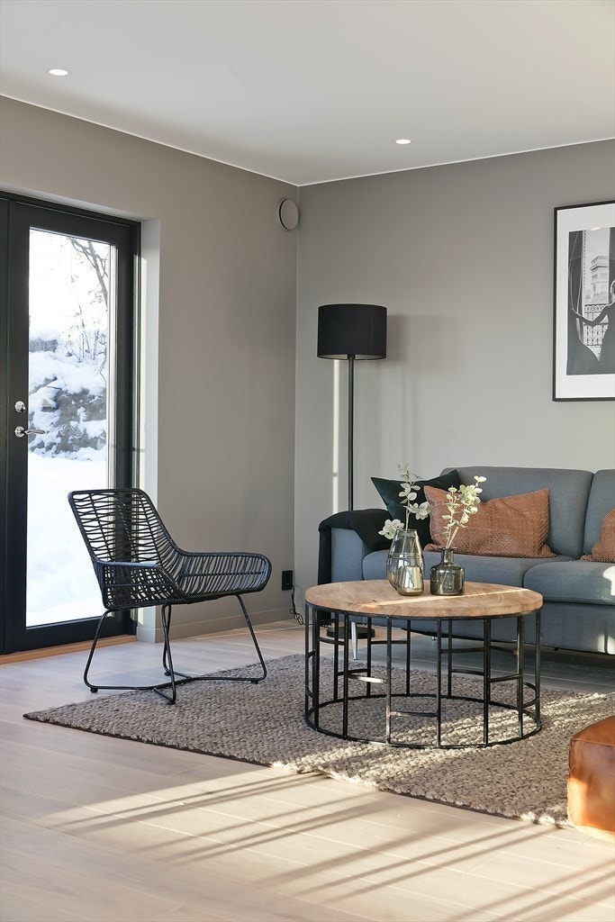 Fra stuen er det utgang til hagen via terrassedør Galleribilde