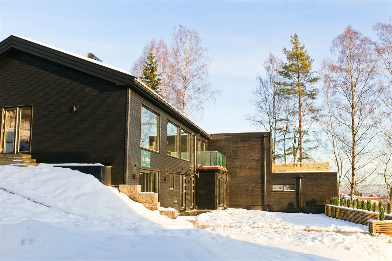 Det er opparbeidet en flat og fin tomt foran inngangspartiet, inngjerdet i front og beplantet med Kina einer Galleribilde